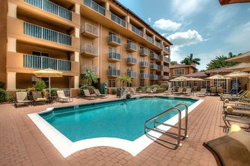 The Naples Tapestry Collection by Hilton has 100 rooms. The Naples Tapestry Collection by Hilton has 100 rooms.